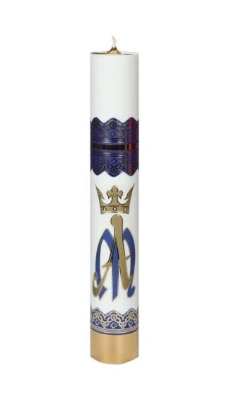 świeca liturgiczna biała z niebieskimi dekoracyjnymi paskami i złoto niebieskim symbolem maryjnym