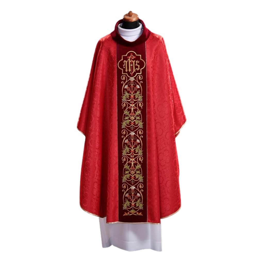 Ornat czerwony uszyty z tkaniny typu adamaszek z bogatym złotym haftem Eucharystycznym na szerokim aksamitnym pasie.