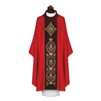 Ornat czerwony uszyty z ozdobnej tkaniny z bogatym złotym haftem Eucharystycznym na szerokim aksamitnym pasie.Kołnierz również aksamitny. Całość wykończona złotą , atłasową lamówką.