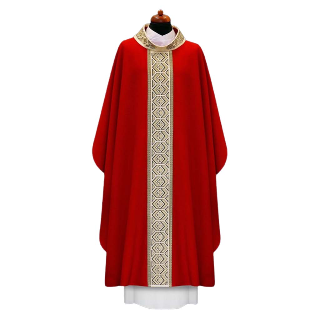czerwony Ornat uszyty w stylu monastycznym z haftowanym kołnierzem ze stułą wewnętrzną.