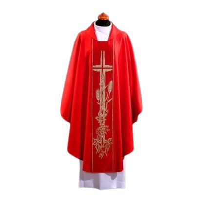 Ornat w kolorze czerwonym, wykonany z lekkiej tkaniny z wypukłym haftowanym motywem krzyża, uszyty w stylu gotyckim w komplecie ze stułą wewnętrzną.