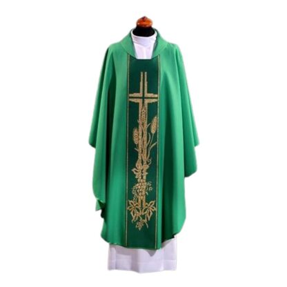 Ornat w kolorze zielonym, wykonany z lekkiej tkaniny z wypukłym haftowanym motywem krzyża, uszytyw stylu gotyckim w komplecie ze stułą wewnętrzną.