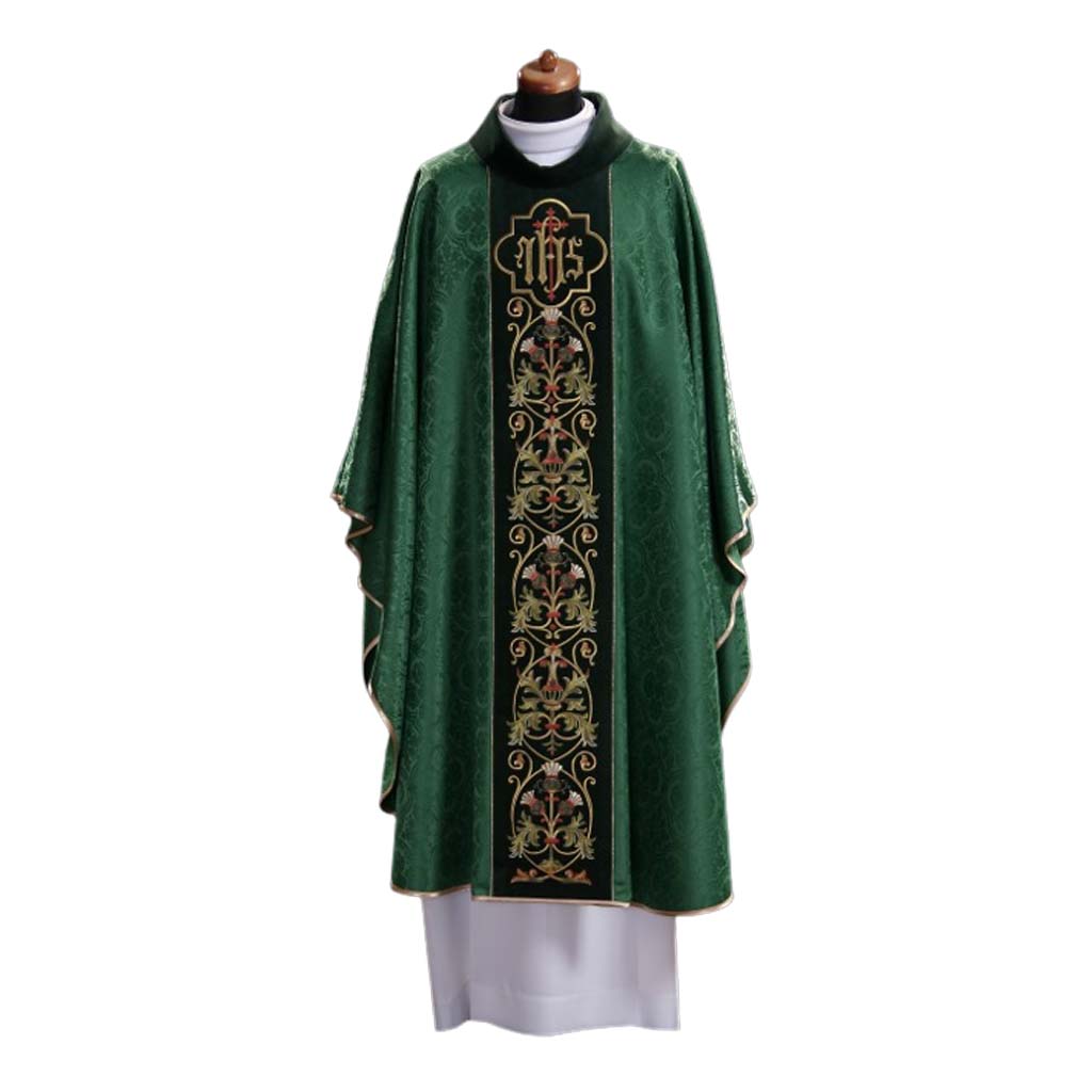 Ornat zielony uszyty z tkaniny typu adamaszek z bogatym złotym haftem eucharystycznym na szerokim aksamitnym pasie.