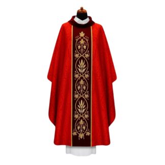 Ornat czerwony uszyty w stylu monastycznym ze stułą wewnętrzną uszyty z tkaniny typu adamaszek z bogatym haftem Eucharystycznym na aksamitnym pasie.