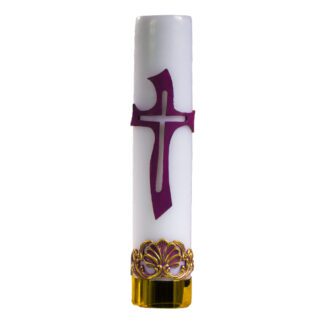biała świeca ołtarzowa z aplikacją fioletowego krzyża, fioletowo-złotymi zdobieniami u dołu świecy oraz złotym pierścieniem opasającym podstawę świecy; bez wkładu olejowego
