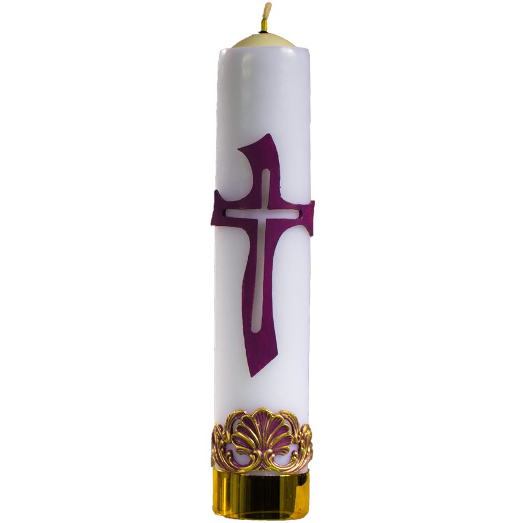 biała świeca ołtarzowa z aplikacją fioletowego krzyża, fioletowo-złotymi zdobieniami u dołu świecy oraz złotym pierścieniem opasającym podstawę świecy; z wkładem olejowym i knotem