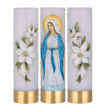 tryptyk maryjny - Maryja na środkowej świecy, piękne białe kwiaty na świecach bocznych