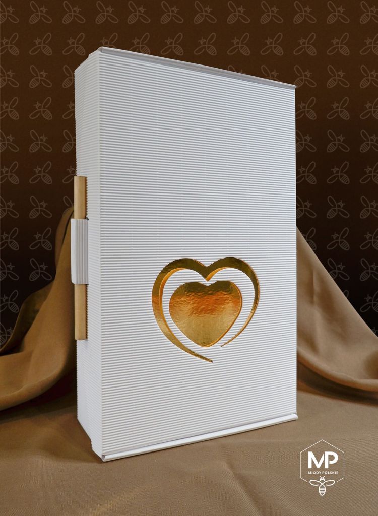 pudełko prezentowe zdobione złotym sercem z zestawem miodów