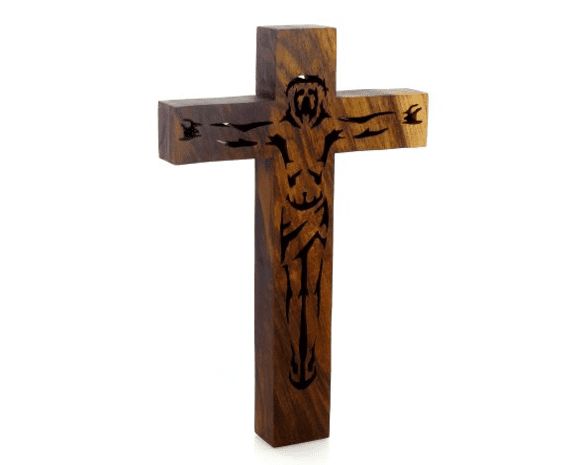 ciemno drewniany krzyż z wyciętym, szczegółowym wizerunkiem jezusa chrystusa