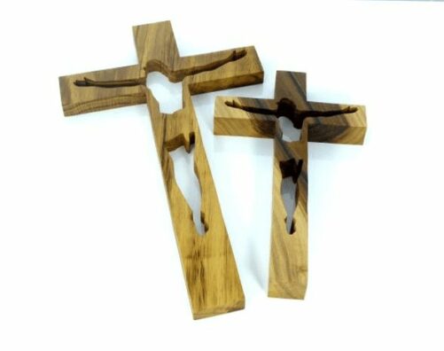 dwa drewniane krzyże ze wzorem postaci Jezusa Chrystusa z chustą