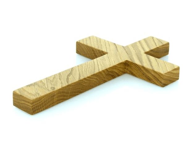 krzyż z jasnego naturalnego drewna, widok z profilu