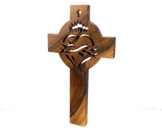 drewniany krzyż z wyciętym wzorem Serca Jezusa Chrystusa