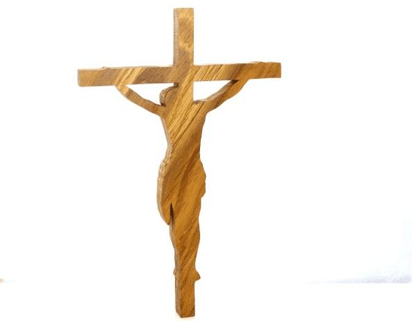 drewniany krzyż z sylwetką Jezusa Chrystusa