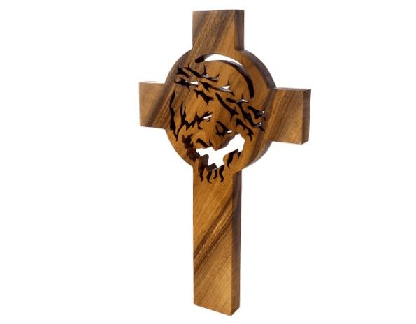 drewniany krzyż z pięknie wyciętym wzorem twarzy Jezusa Chrystusa