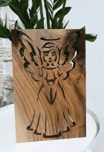 obraz z naturalnego drewna, przedstawiający dziewczynki anioła