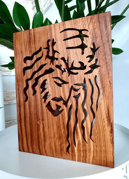 obraz z naturalnego drewna, przedstawiający Jezusa Chrystusa w koronie cierniowej