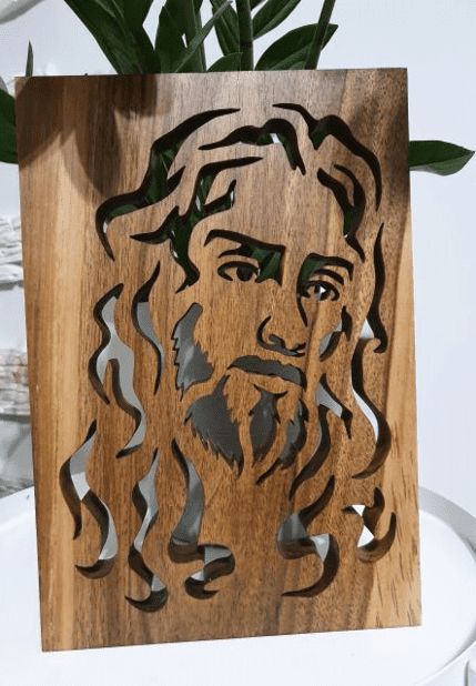 obraz z naturalnego drewna, z wyciętym portretem Jezusa Chrystusa