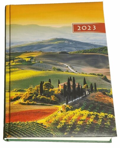 kalendarz/terminarz na rok 2023 w twardej okładce z pięknym, wzgórzystym krajobrazem