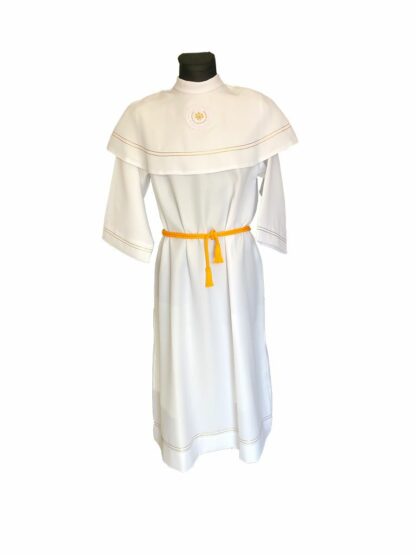 alba komunijna biała dla dziewczynki z żółtym cingulum i emblematem JHS na klatce piersiowej