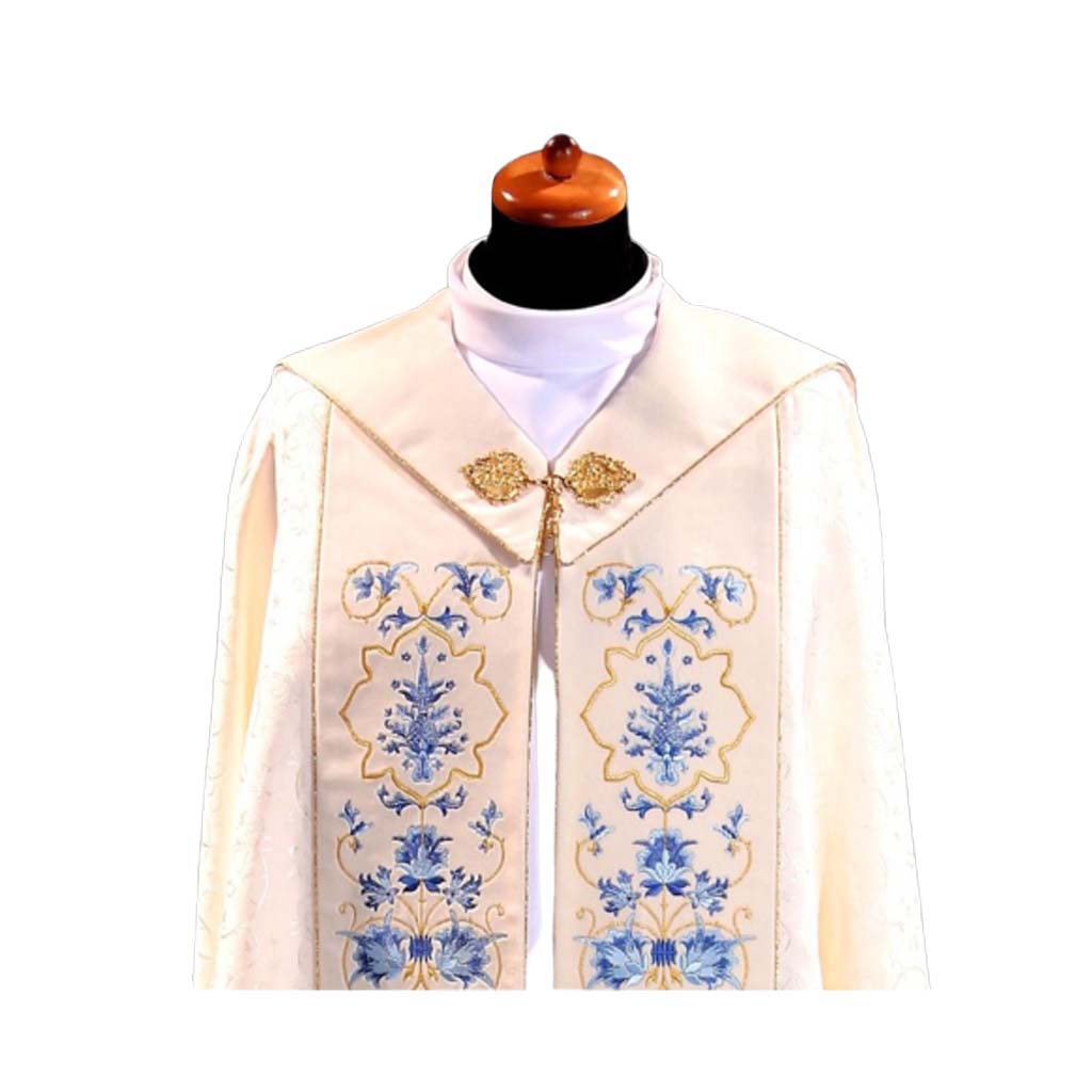 liturgiczna kapa haftowana, w kolorze ecru z błękitno-złotym pasem i złotą klamrą