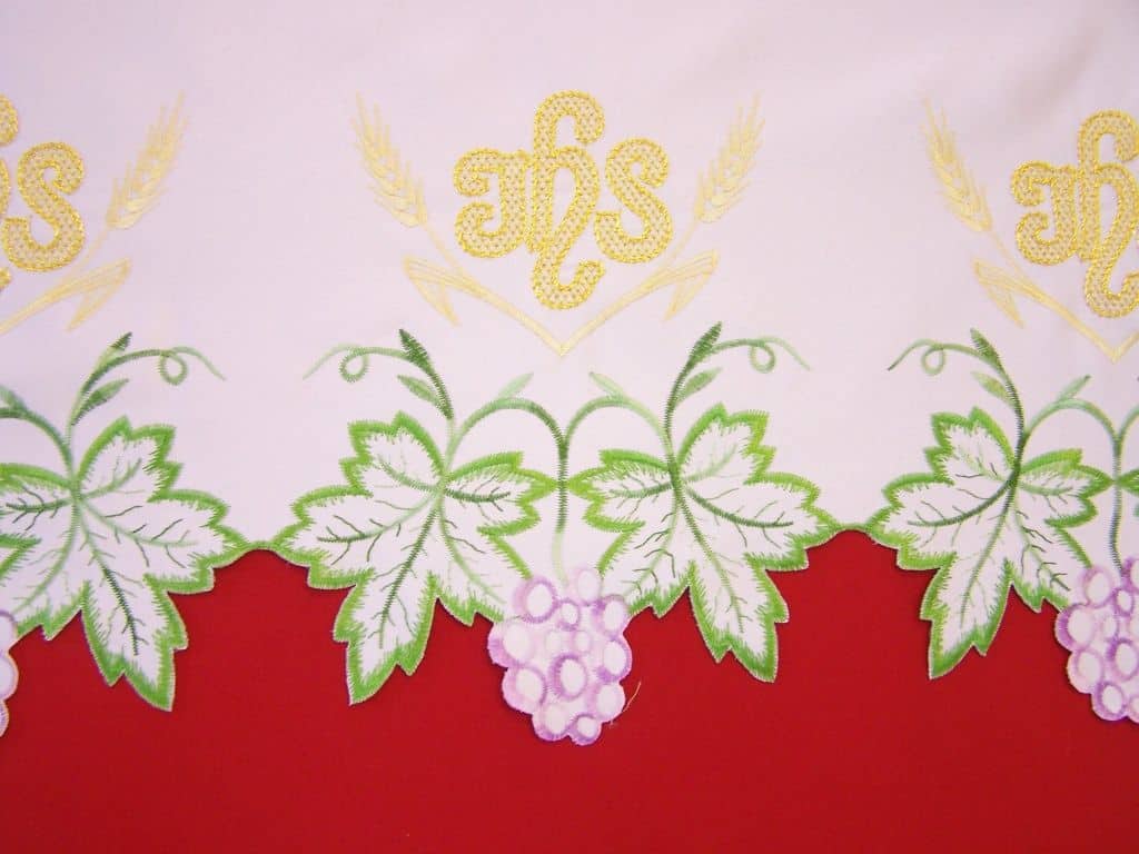 biały obrus haftowany na ołtarz do kościoła - koronka Winogrono