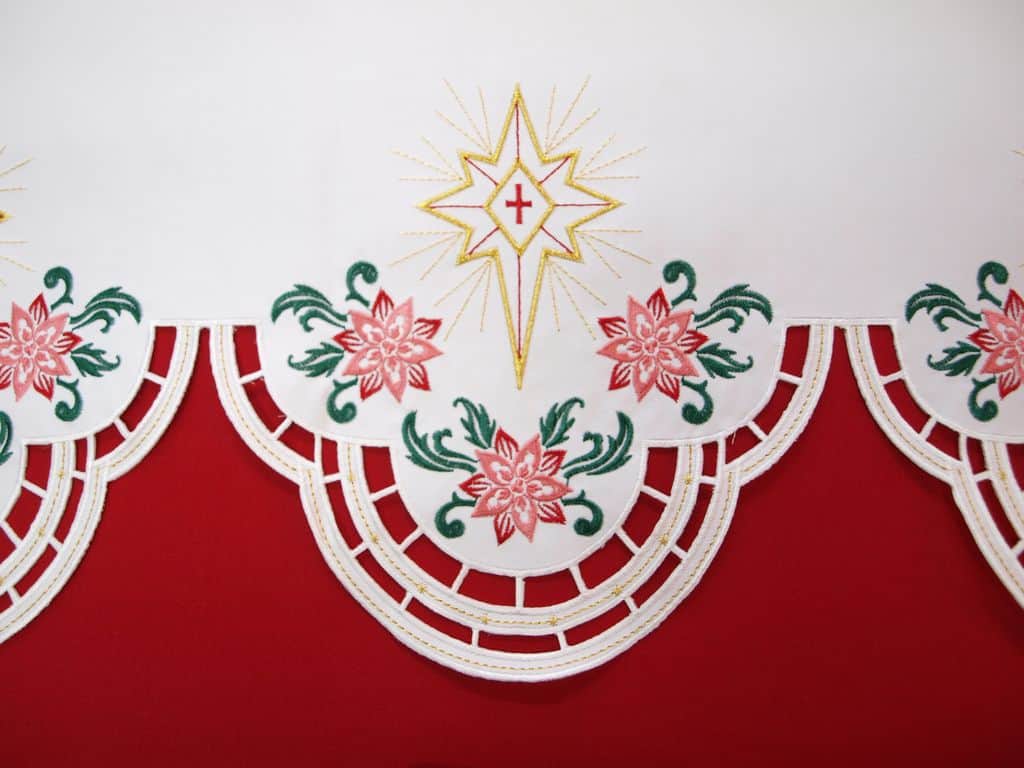 biały obrus haftowany na ołtarz do kościoła - koronka 3 kwiaty i gwiazda