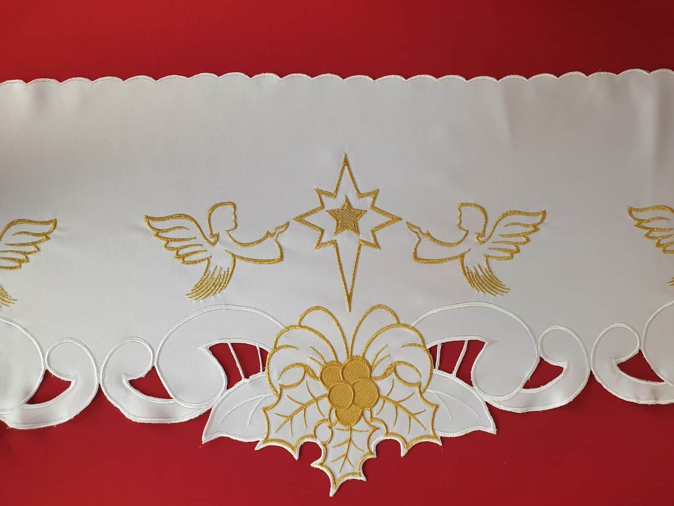biały obrus haftowany na ołtarz do kościoła - koronka dwa aniołki