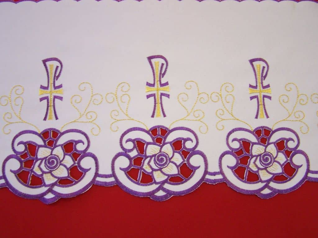 biały obrus haftowany na ołtarz do kościoła - koronka