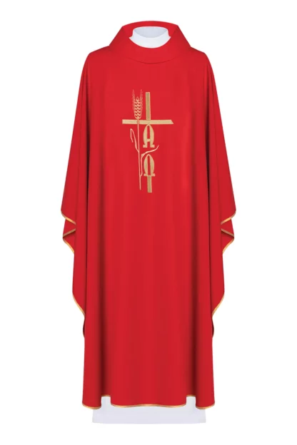 ornat czerwony dla księdza zdobiony złotym symbolem Alfa Omega na klatce piersiowej