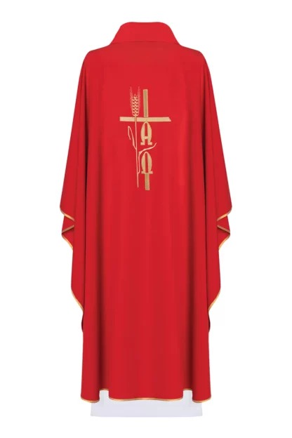 ornat czerwony dla księdza zdobiony złotym symbolem Alfa Omega na plecach