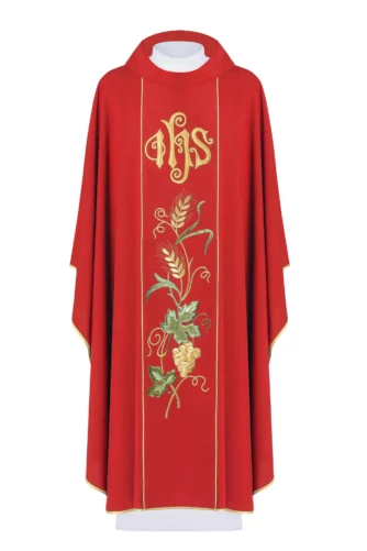 ornat dla księdza w kolorze czerwonym z haftowanym pasem, biegnącym pionowo przez środek, zawierającym symbol IHS, złote kłosy oraz winogrono
