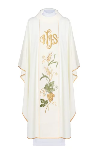 ornat dla księdza w kolorze ecru z haftowanym pasem, biegnącym pionowo przez środek, zawierającym symbol IHS, złote kłosy oraz winogrono