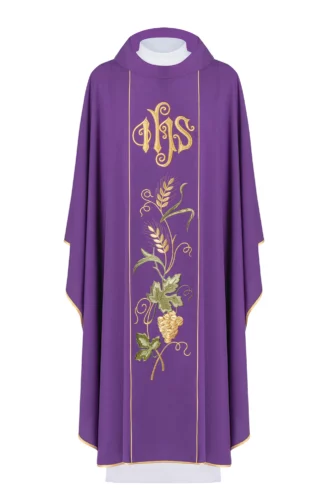 ornat dla księdza w kolorze fioletowym z haftowanym pasem, biegnącym pionowo przez środek, zawierającym symbol IHS, złote kłosy oraz winogrono