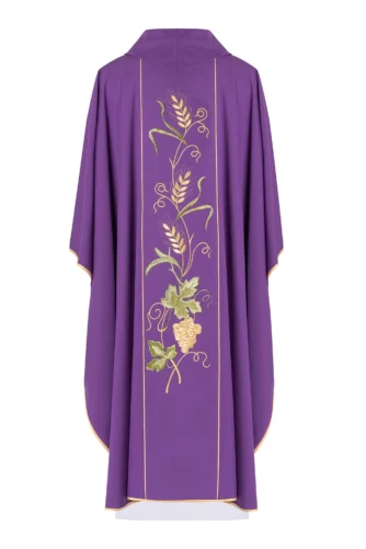 ornat fioletowy dla księdza z kapturem oraz haftowanym pasem, biegnącym pionowo przez środek pleców, przedstawiającym symbol IHS, złote kłosy oraz winogrono