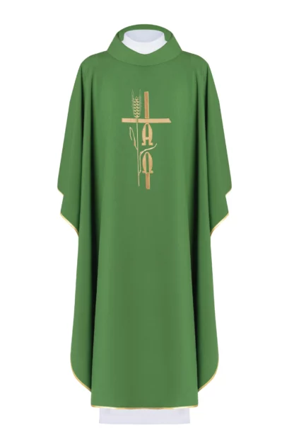 ornat zielony dla księdza zdobiony złotym symbolem Alfa Omega na klatce piersiowej