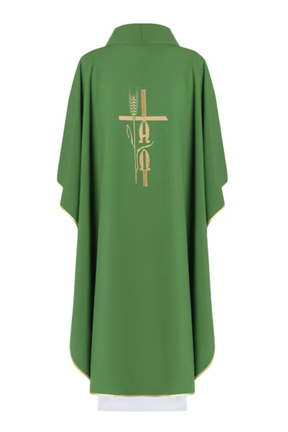 ornat zielony dla księdza zdobiony złotym symbolem Alfa Omega na plecach
