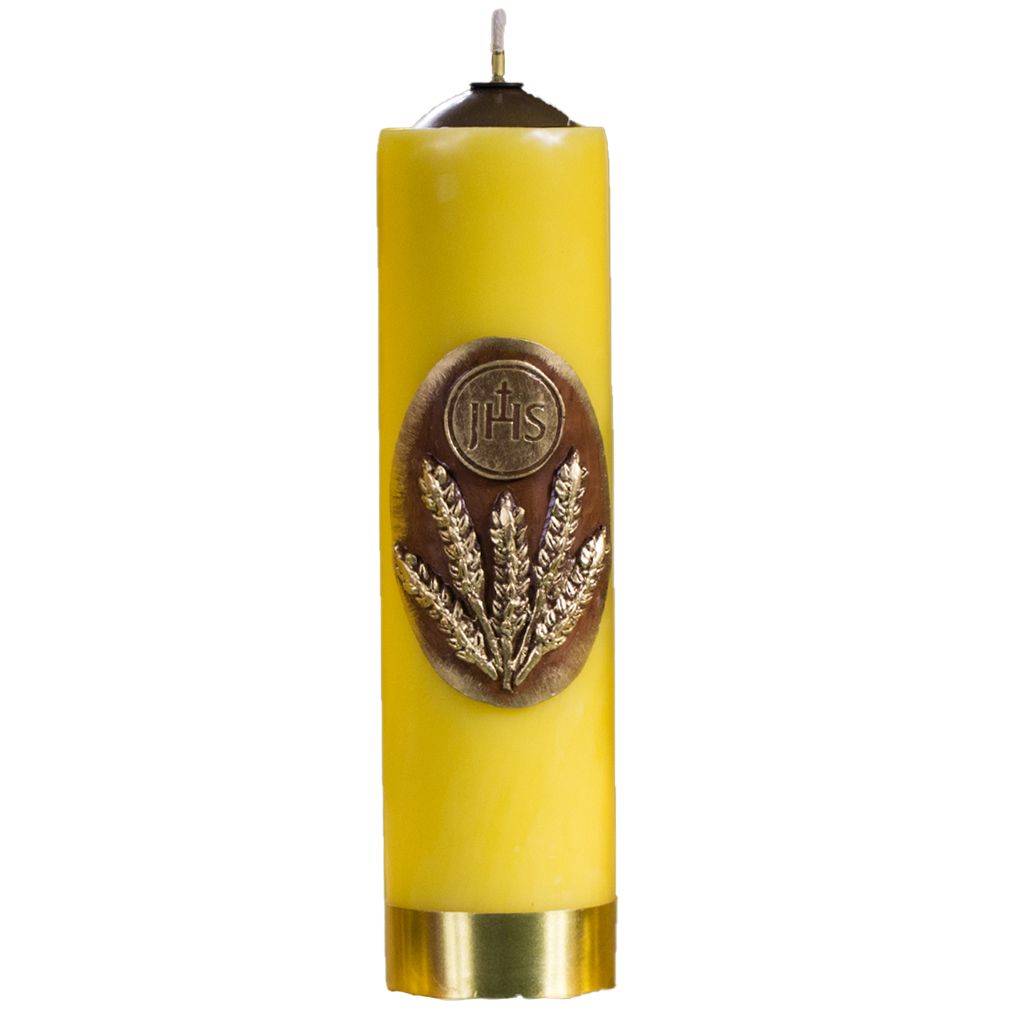 żółta świeca ołtarzowa z ręcznie malowaną aplikacją - złote kłosy z emblematem IHS na brązowym tle; u dołu świecy złota opaska; świeca z wkładem i knotem