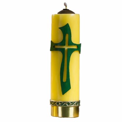 żółta świeca ołtarzowa z ręcznie malowaną aplikacją - zielony krzyż; u dołu świecy złota opaska oraz zdobiony zielono-złoty pierścień, opasający świecę; świeca z wkładem i knotem