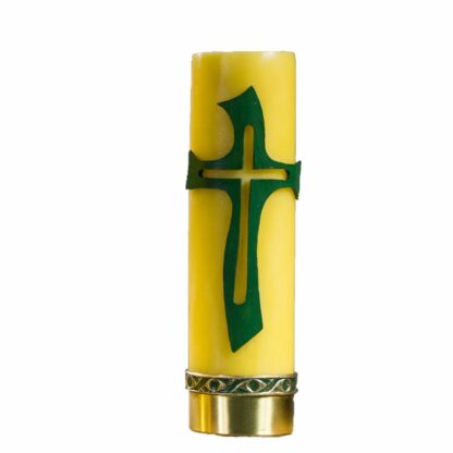 żółta świeca ołtarzowa z ręcznie malowaną aplikacją - zielony krzyż; u dołu świecy złota opaska oraz zdobiony zielono-złoty pierścień, opasający świecę