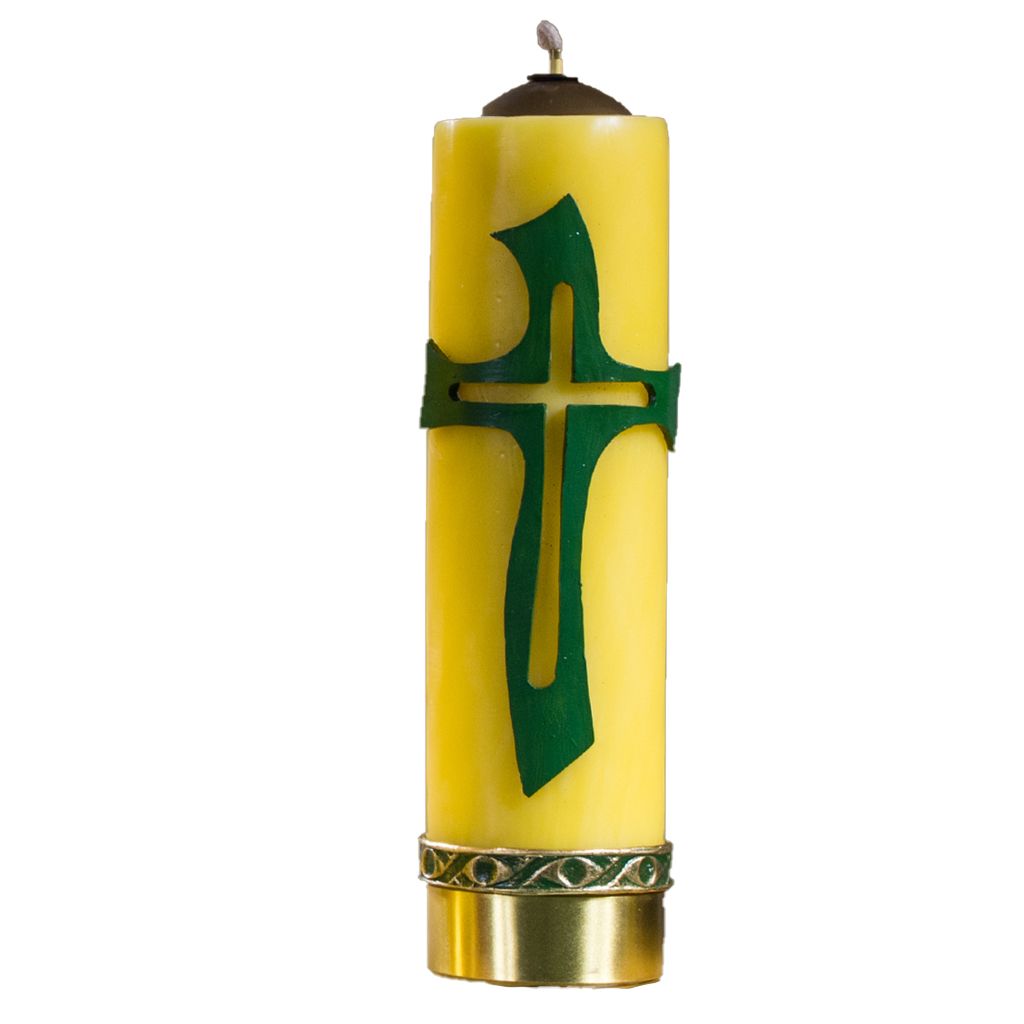 żółta świeca ołtarzowa z ręcznie malowaną aplikacją - zielony krzyż; u dołu świecy złota opaska oraz zdobiony zielono-złoty pierścień, opasający świecę; świeca z wkładem i knotem