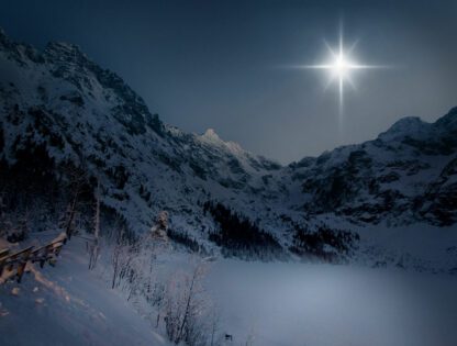 Baner utrzymany jest w ciemno białych barwach, na samej górze znajduje się rozświetlona Gwiazda Betlejemska, a poniżej rozciąga się górski szlak pokryty śniegiem.