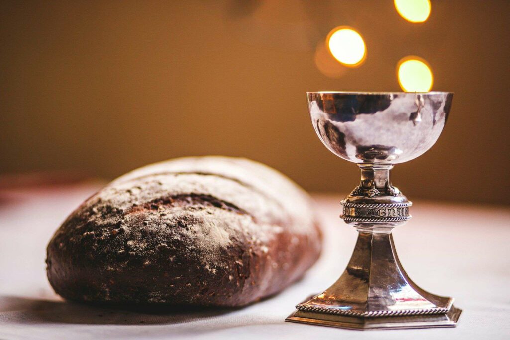 chleb - bochenek, oraz wino w kielichu, symbolizujące Boże Ciało i krew