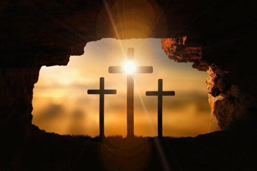 trzy krzyże symbolizujące triduum paschalne i nadchodzące zmartwychwstanie Jezusa Chrystusa