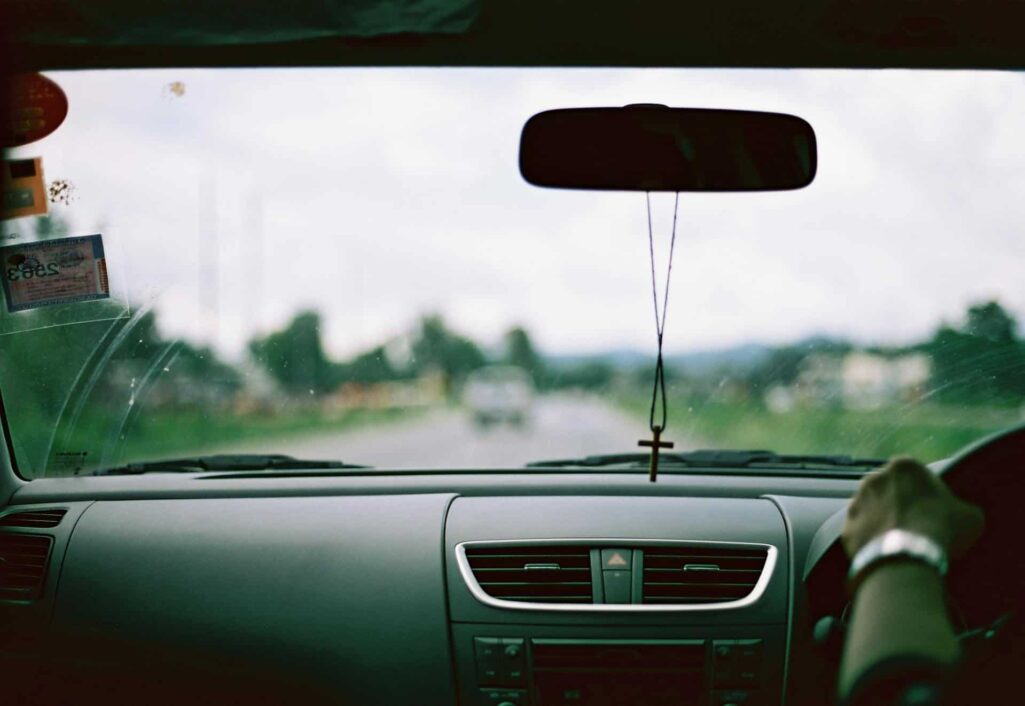 widok z punktu widzenia kierowcy samochodu, zawieszka na lusterko wsteczne z krzyżem