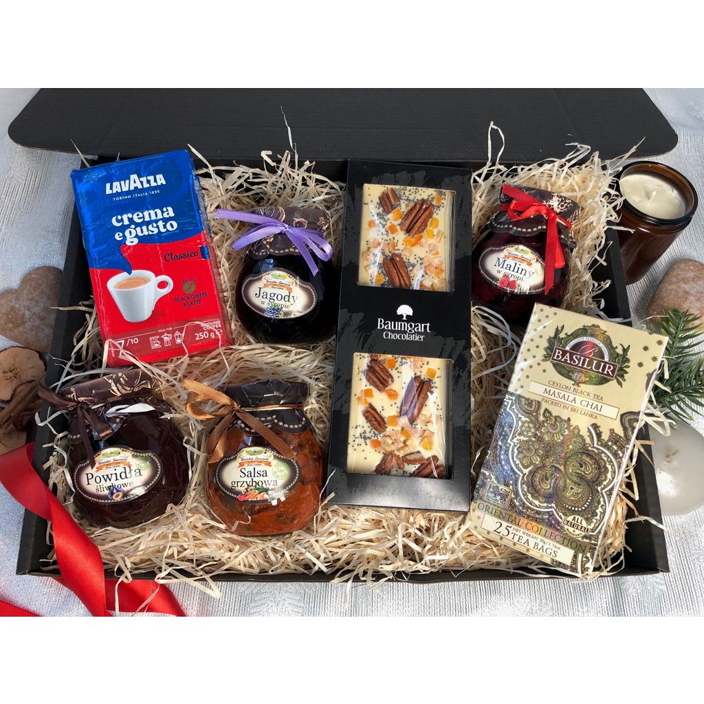 zestaw prezentowy z białą czekoladą z makiem i orzechem pekan, kawą Lavazza Creme, herbatą Basilur Masala Chai, powidłami i salsą grzybową